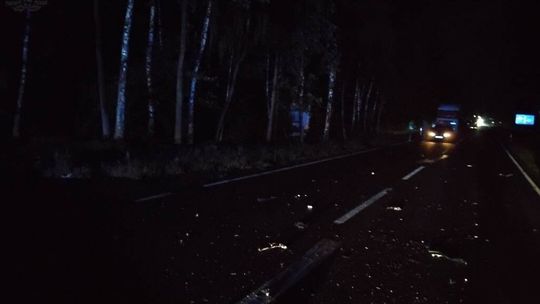 Śmiertelny wypadek, osobówka zderzyła się czołowo z ciężarówką. Jedna osoba zginęła na miejscu