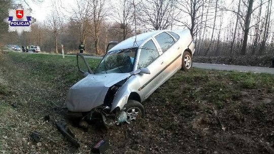 Śmiertelny wypadek: Samochód zjechał z drogi, nie żyje kierowca