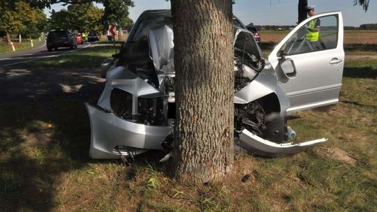 Śmiertelny wypadek. Skoda uderzyła w drzewo, nie żyje 30-letni pasażer 