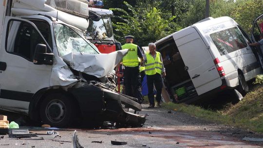 Śmiertelny wypadek w Garbowie. Nie żyje jedna osoba, kilkanaście jest rannych