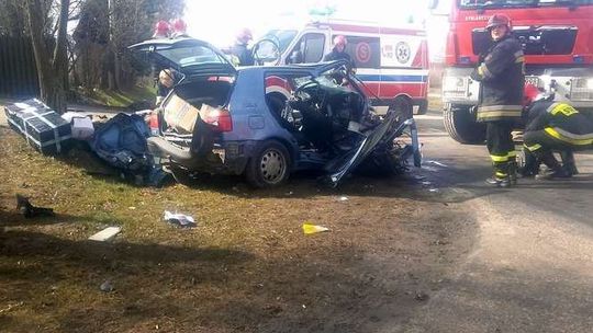 Śmiertelny wypadek w Nasutowie. Volkswagen wjechał pod ciężarówkę