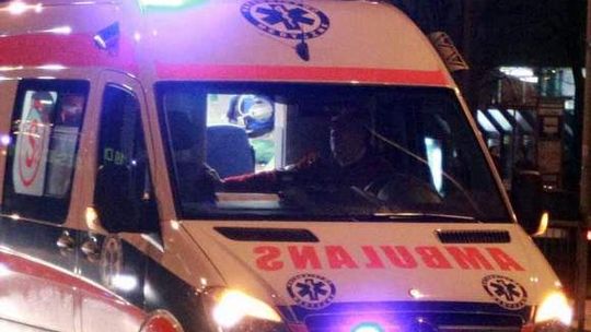 Śmiertelny wypadek w Olszewnicy. Mercedes wjechał w drzewo