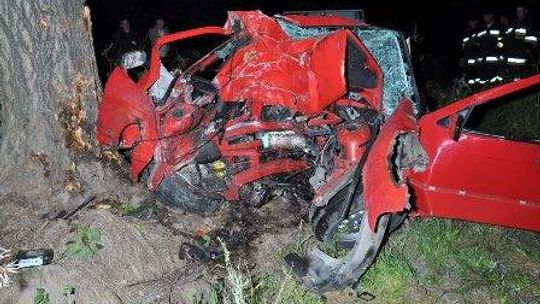 Śmiertelny wypadek w Suchowoli. BMW wjechało w drzewo