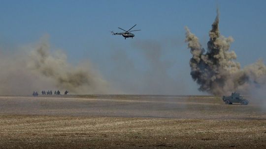 Śmigłowiec, wybuchy i cieżki sprzęt na manewrach wojskowych pod Komarowem [wideo]
