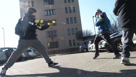 Śmigus-dyngus: Jak się oblewać, żeby nie dostać mandatu 