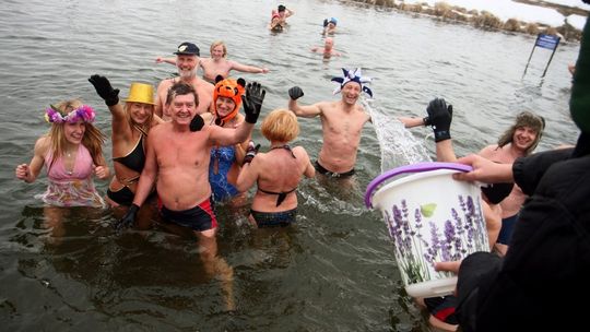 Śmigus-dyngus Lubelskiego Klubu Morsów. Pożegnali zimę w Bystrzycy (wideo)