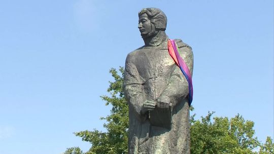 Smoka Wawelskiego i Adama Mickiewicza tęczowa flaga nie znieważa