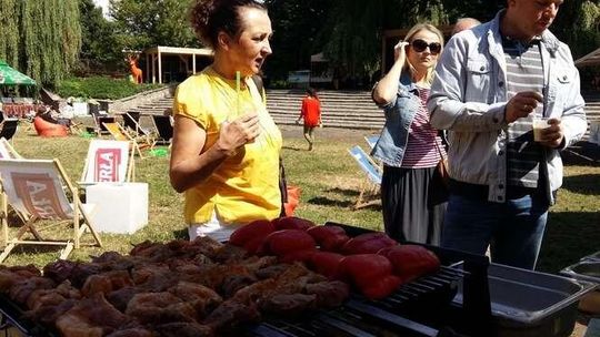 Śniadanie pod chmurką w Plenerze