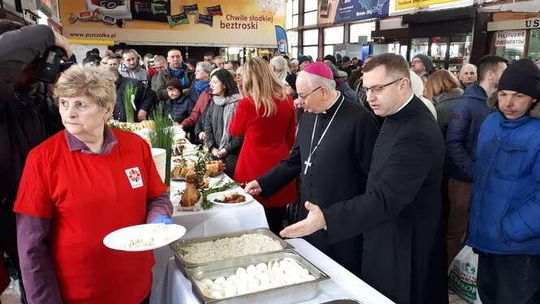 Śniadanie Wielkanocne na dworcu w Lublinie. "Robimy to z potrzeby serca" [zdjęcia]