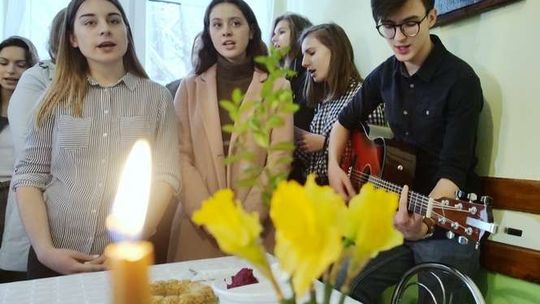 Śniadanie wielkanocne w stołówce Bractwa Miłosierdzia im św. Brata Alberta