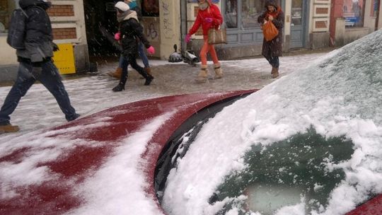 Śnieg na szybie samochodu sprzyja portfelowi kierowcy