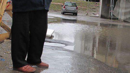 Śnieg stopniał i woda zalała os. Wyszyńskiego w Zamościu