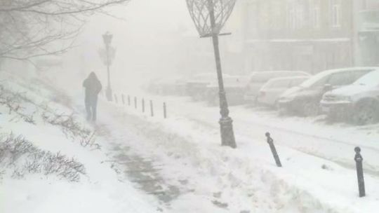 Śnieżna zadymka w Chełmie. Miasto walczy z atakiem zimy