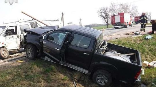 Sobieszyn: Młody kierowca pickupa wyprzedzanie zakończył w rowie. Stracił prawo jazdy