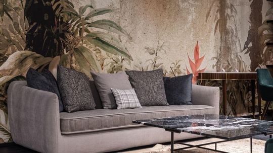 Sofa z funkcją spania codziennego – jak wybrać mebel, który zastąpi tradycyjne łóżko?