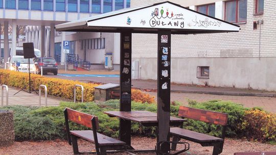 Solarna wiata w Puławach naprawiona. Znów naładujesz tu telefon