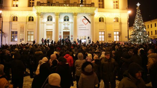 Solidarni z Gdańskiem. Kilkaset osób przed ratuszem w Lublinie. O. Wiśniewski: "Czara goryczy się przelała" [zdjęcia]