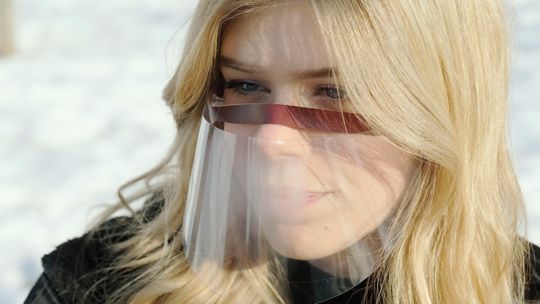 Sondaże. Obostrzenia się nam nie podobają, chcemy zostać przy przyłbicach