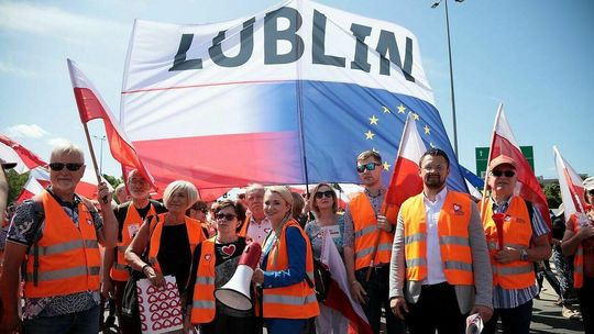 Sondaże po marszu 4 czerwca: Opozycja zyskuje poparcie. Ale nie cała 