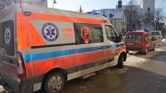 Sopel lodu spadł na 70-latkę. Kobieta trafiła do szpitala