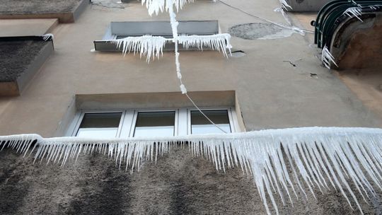 Sople ranią jak sztylety. Za nieodśnieżony dach nawet rok więzienia