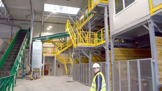 Sortownia śmieci ruszy w grudniu. Szuka ludzi do pracy