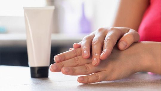 SOS dla suchych i spierzchniętych dłoni. Jak wybrać krem, który przyniesie im ukojenie?