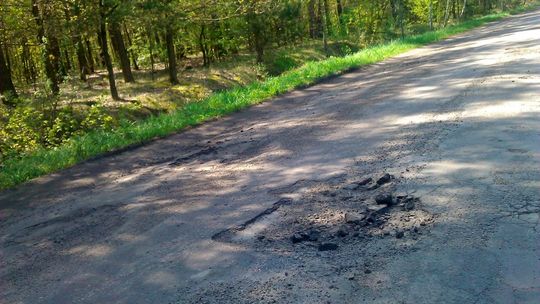 Sosnowica. Droga do łatania, latarnie do poprawki