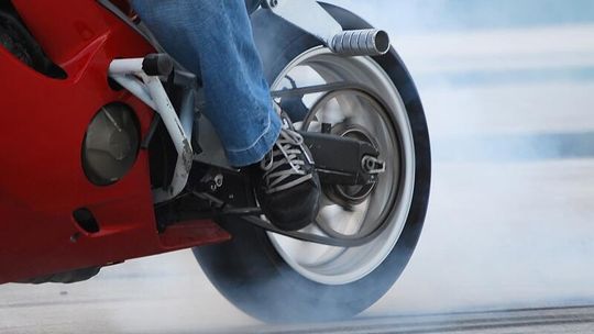 Sosnowica: Motocyklista wywrócił się na zakręcie. Trafił do szpitala