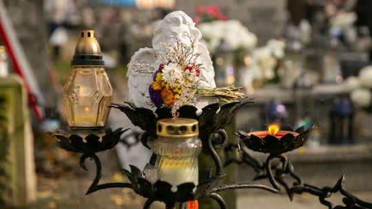 Spacerkiem między grobami. To wystawa w sam raz na listopad