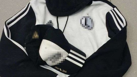 Spacerował w bluzie drużyny z Warszawy. Przewrócili go na ziemię, kopali i okradli