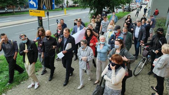 Spacerowali i rozmawiali o drzewach z ul. Lipowej. Mieszkańcy nie chcą, by je usuwać [zdjęcia]