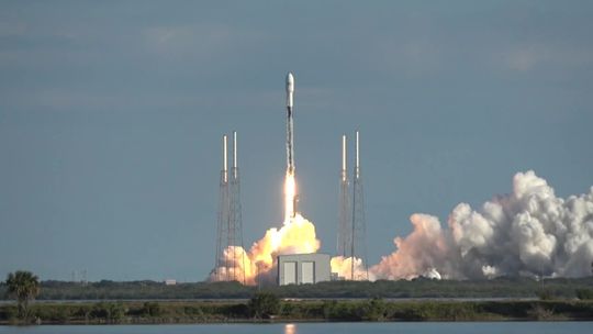 SpaceX wystrzelił kolejnych 60 satelitów Starlink. W planach umieszczenie na orbicie ponad 40 tys. urządzeń