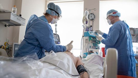 Spadek liczby nowych zachorowań. Ekspert mówi, że w maju ma być „dobrze”