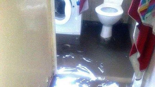 Spadł deszcz, woda zalała mieszkania. Miasto: Robotnicy zablokowali odpływ