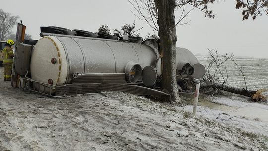 Spadł śnieg, auta „parkują” po rowach