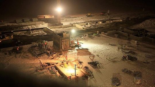 Spadł śnieg, przyszedł mróz. Ale budowa lotniska wre! (zdjęcia)