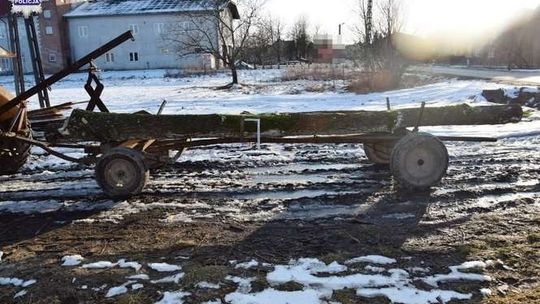 Spadł z wozu, uderzył o drzewo. Trafił do szpitala
