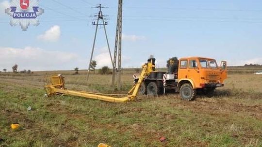 Spadli z wysięgnika podczas prac przy słupie energetycznym