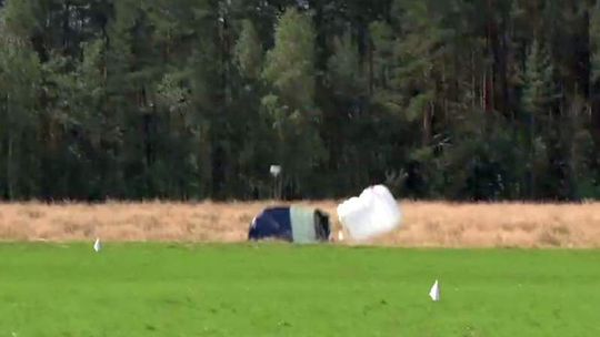 Spadochron otworzył się za późno. Wypadek skoczka w Nowym Targu (wideo)