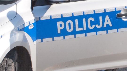 Spali pijani na dworze. Pomogli im policjanci