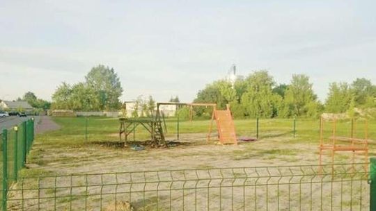 Spalili plac zabaw. Na złość radnemu? "Choćby i trzy raz podpalali, to go odbuduję"