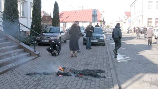 Spalili słomianą kukłę podczas protestu. Sprawa trafi do sądu