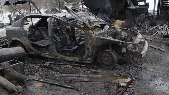 Spawał tłumik w samochodzie. Doprowadził do pożaru dwóch garaży i 90 tys. zł strat