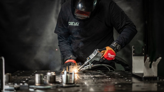 Spawanie nowej generacji – dlaczego przemysł coraz częściej wybiera technologię fibrową?