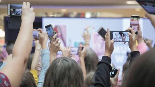 Spędzają  średnio ponad 4 godziny dziennie w internecie. Rodzicu, przeczytaj [raport]