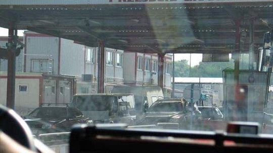 Spędzili osiem godzin na granicy. Przez psy. "9 lat jeżdżę i nie było problemu"