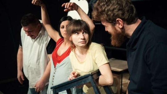Spektakl "Brak sensu, Aniołek, Żyrafa i Stołek" w Centrum Kultury