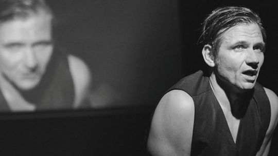 Spektakl "Sam" Przemysława Wasilkowskiego w Centrum Kultury