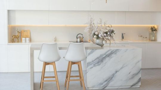 Spieki kwarcowe w nowoczesnym budownictwie – dlaczego architekci coraz częściej je rekomendują